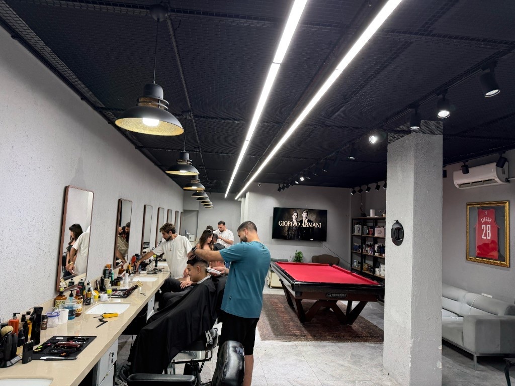 Berberbey salon genel görünümü, istasyonlar ve bilardo