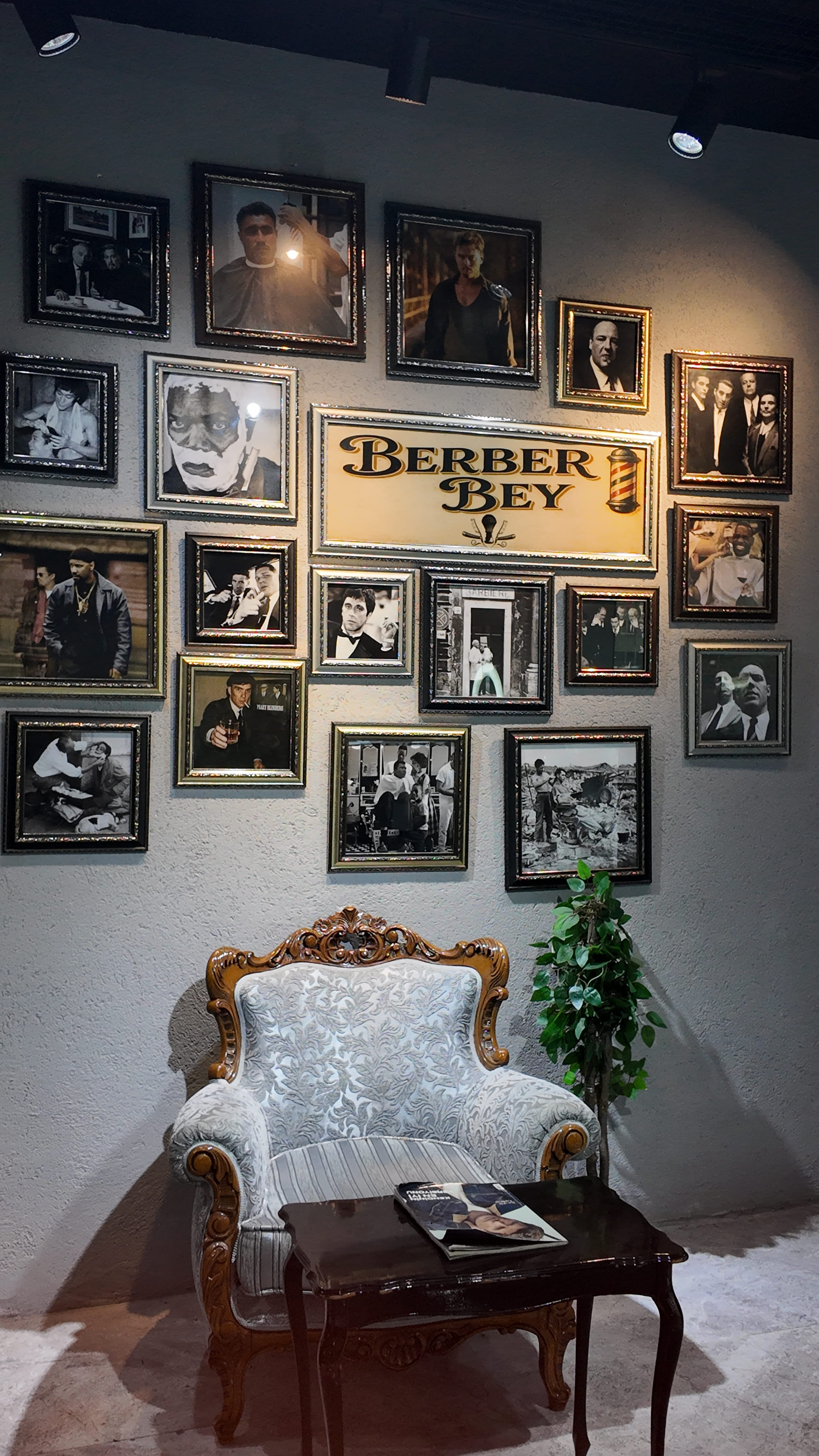 Berberbey salonunda lounge köşesi ve marka duvarı