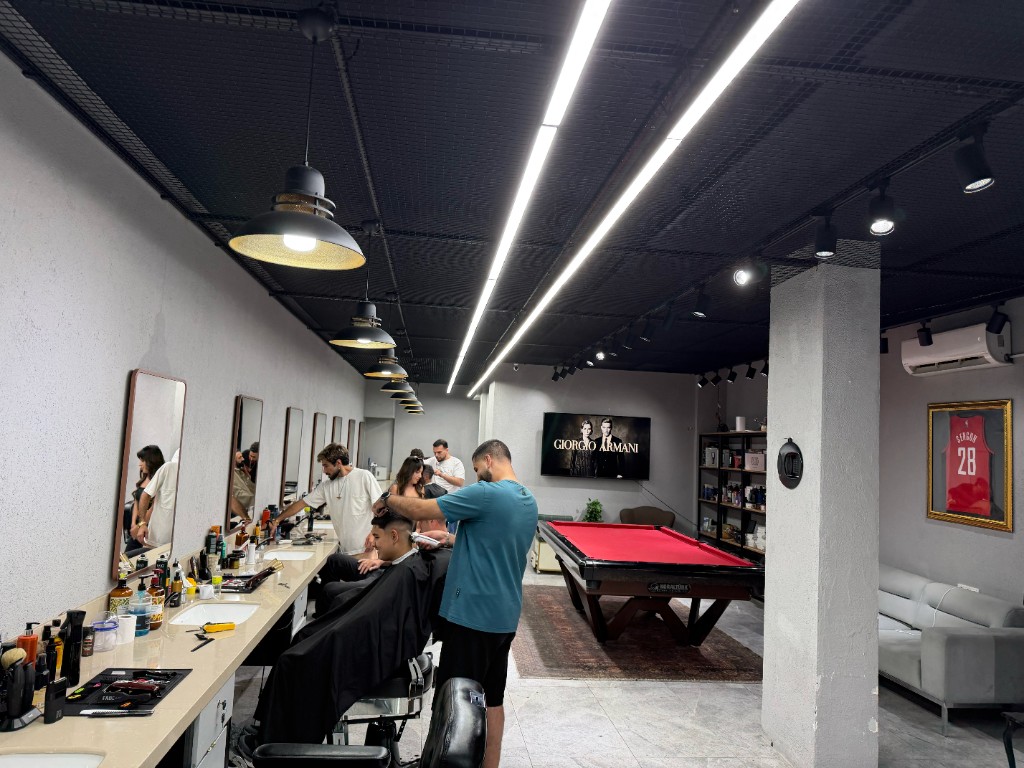 Berberbey salon istasyonları ve bilardo alanı
